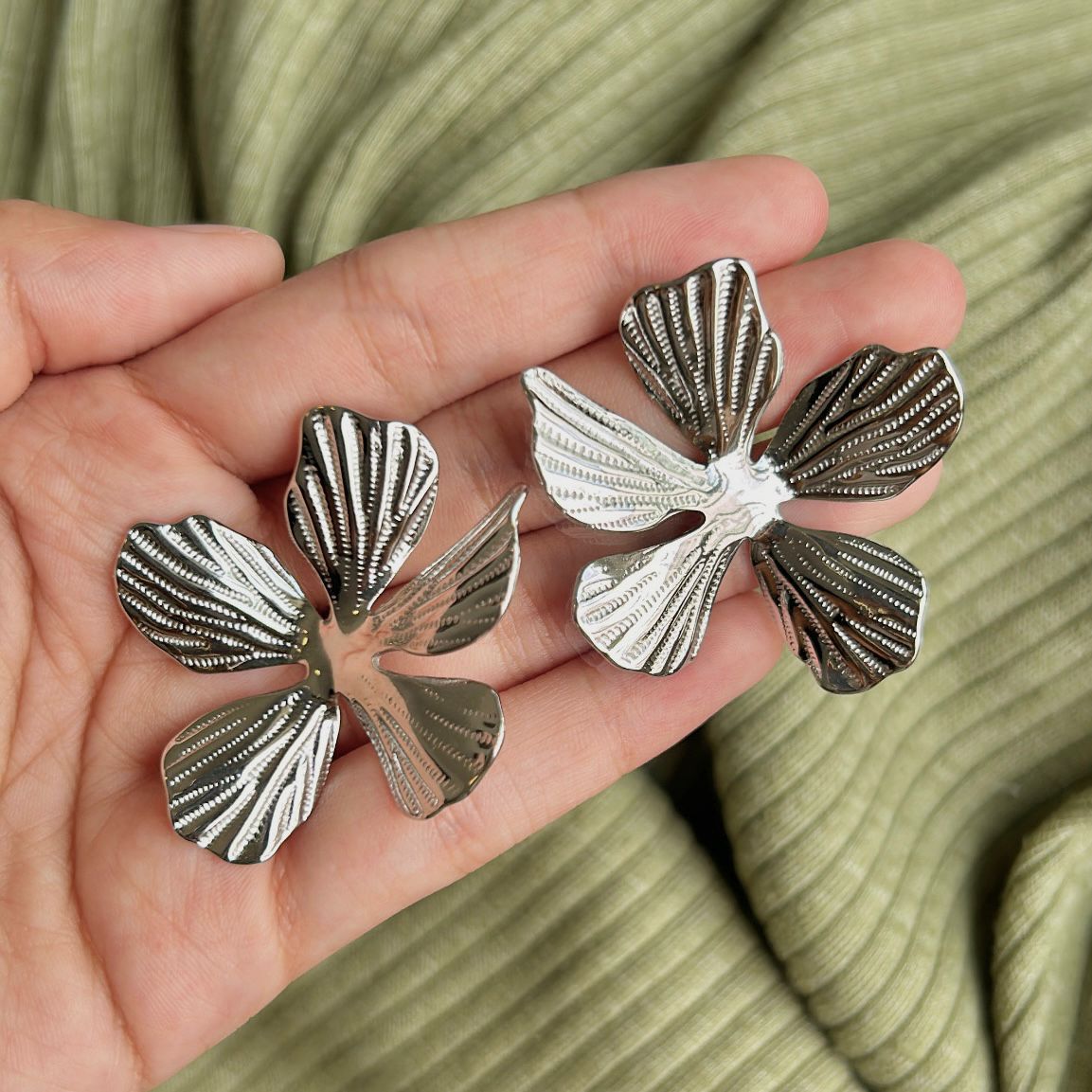 Aretes flor plateada